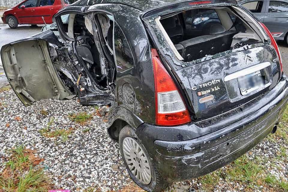 Así quedó el auto en el que viajaban las víctimas fatales.