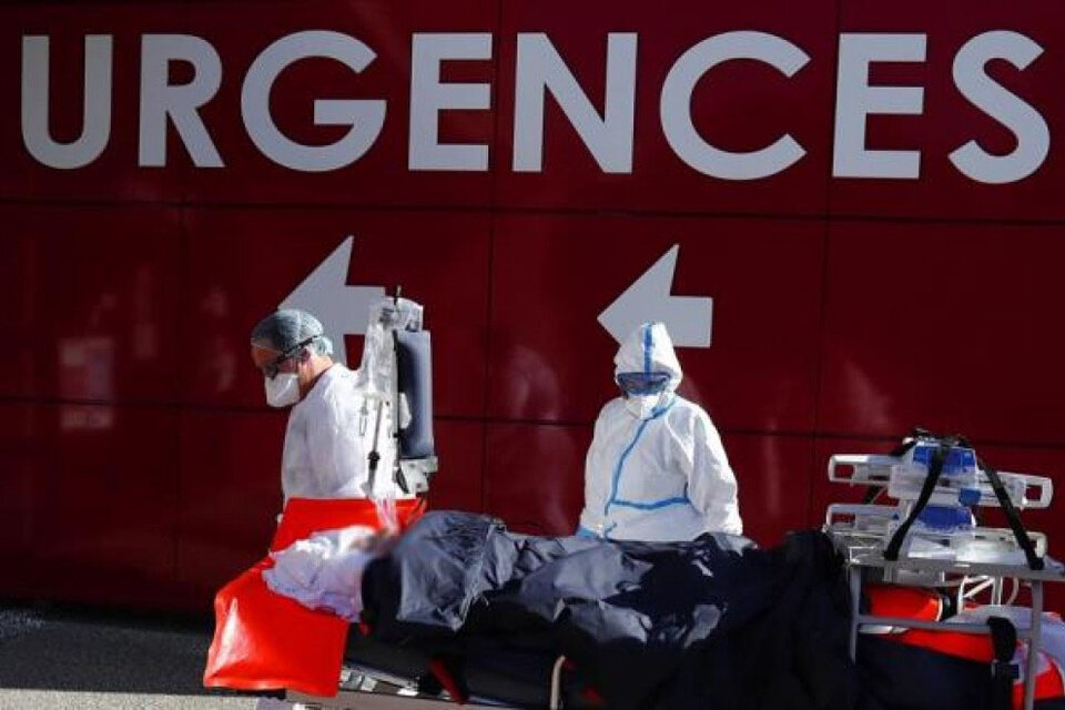 Dos camilleros ingresan a un pacientes a cuidados intensivos en Francia. (Fuente: EFE)