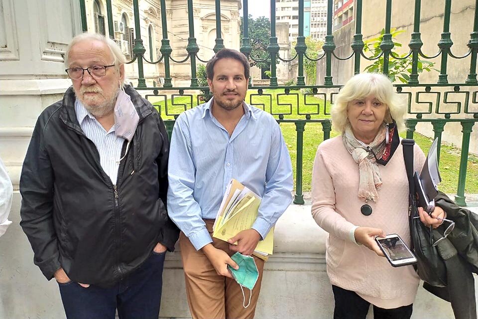 Victorio Paulón, Santiago Bereciartúa y Matilde Bruera en la presentación de ayer en tribunales.