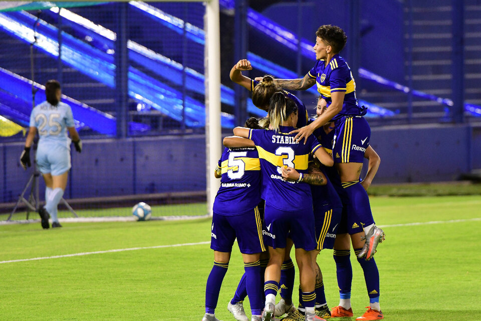 Las gladiadoras xeneizes ponen primera con Defensores de Belgrano. (Fuente: Télam)