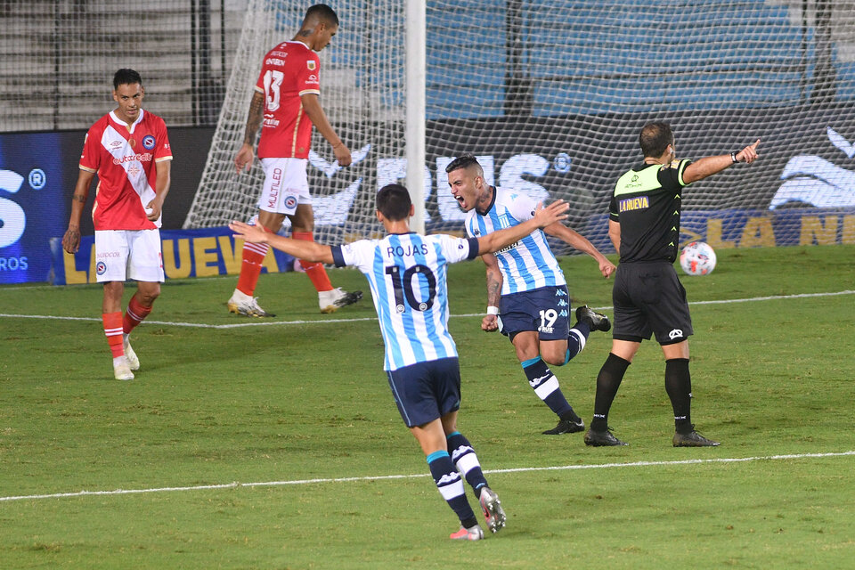 Miranda lo grita, Rojas lo festeja. El "Lolo" fue uno de los mejores de la cancha. (Fuente: Télam)