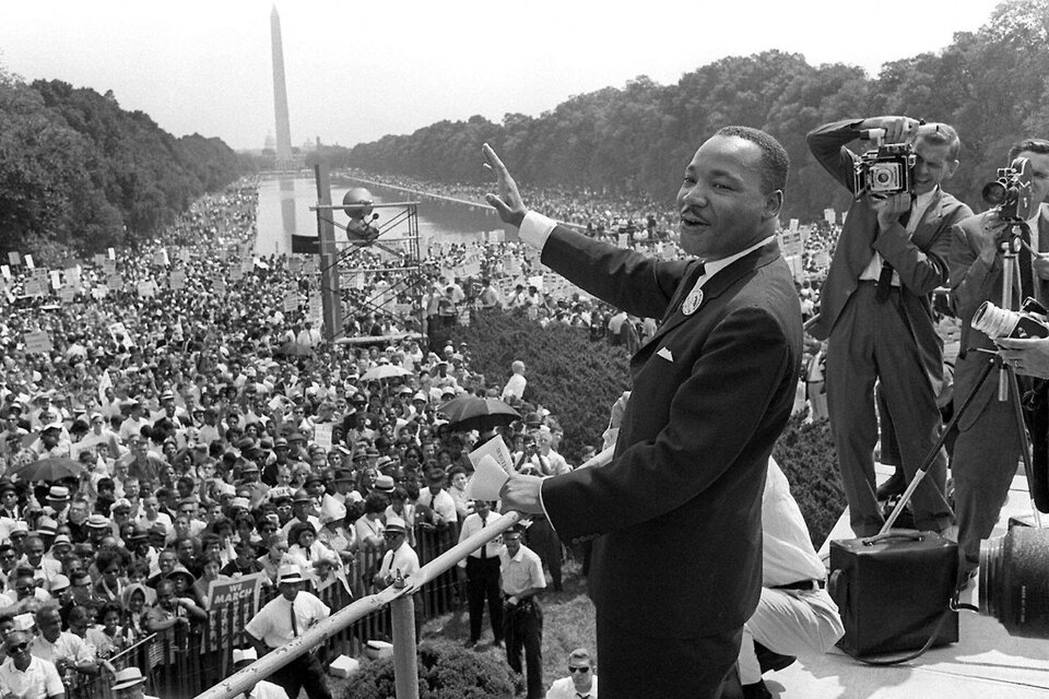 En 1968 Martin Luther King es asesinado en Memphis. El líder de los derechos civiles tenía 39 años. Estaba parado en un balcón cuando recibió un balazo en la garganta. (Fuente: NA)