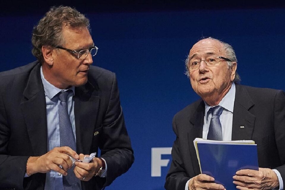 Valcke y Blatter, cuando eran las máximas autoridades de la FIFA como secretario general y presidente. (Fuente: Télam)