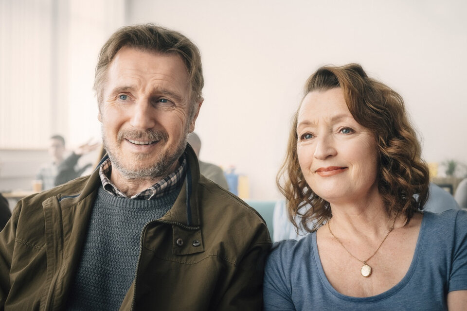 Liam Neeson y Lesley Manville le ponen el cuerpo a una película que gracias a ellos sortea los golpes bajos. 