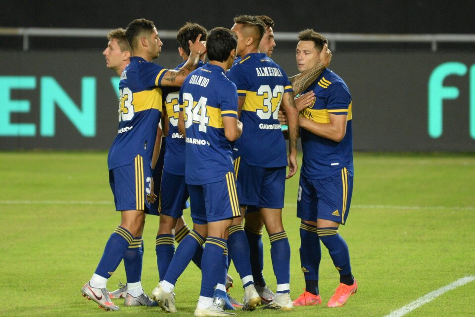 Los jugadores de Boca saludan a Zárate, luego de marcar de penal. (Fuente: Fotobaires)
