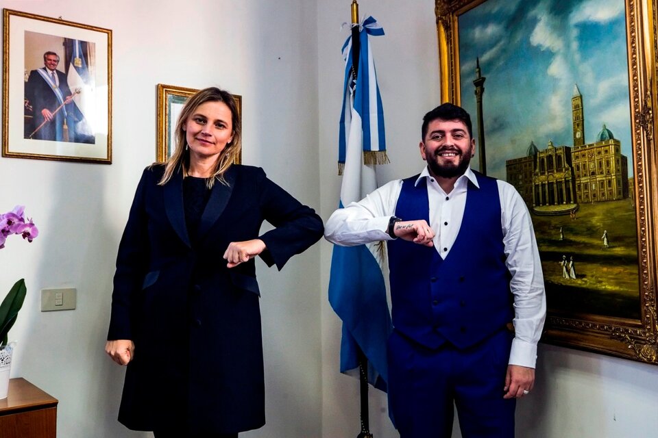 Diego Jr. posa junto a la cónsul Ana Tito. (Fuente: EFE)