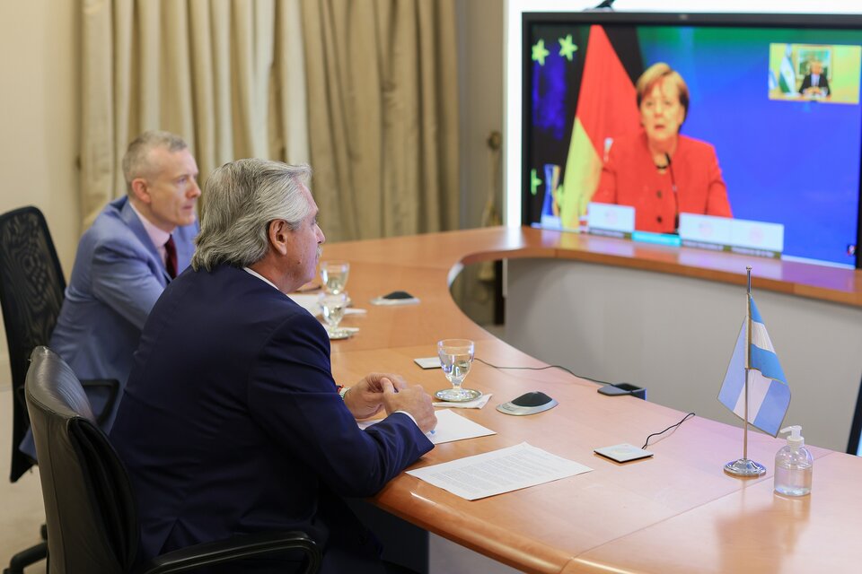 El Presidente en la última charla virtual con la premier alemana Angela Merkel