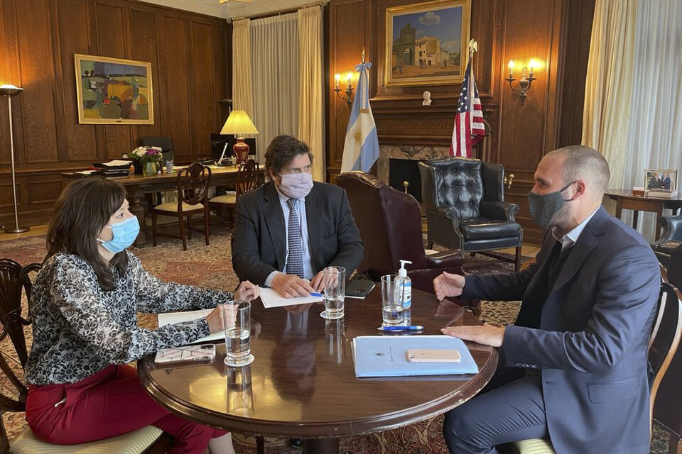 Encuentro en Washington. Guzmán junto a Sergio Chodos y Julie Kozack (FMI).