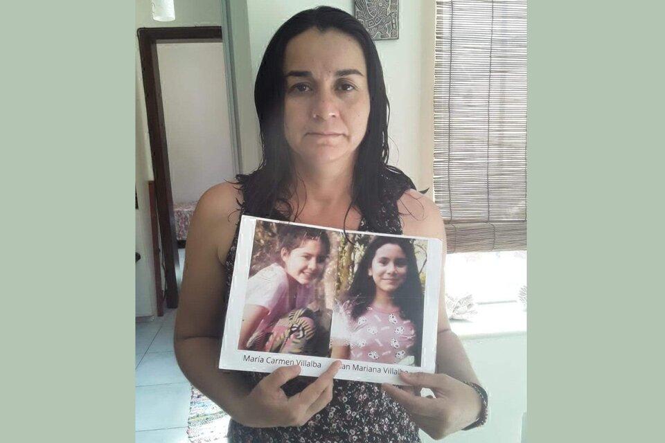 Myrian Villalba con la foto de su hija y su sobrina, que murieron baleadas en Paraguay. Abajo: gentileza Reporterxs