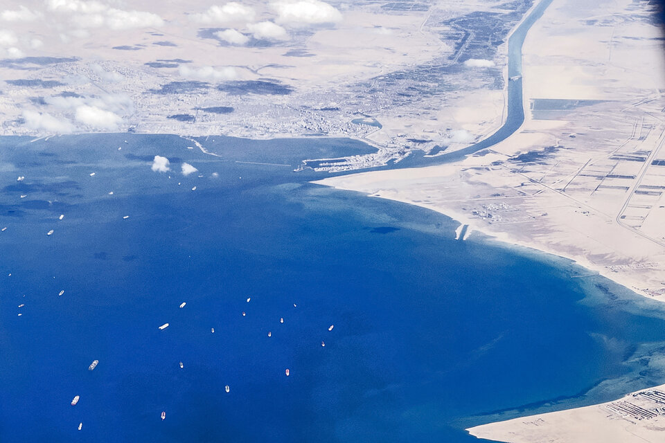 Se siguen acumulando barcos en las entradas al Canal de Suez. 
