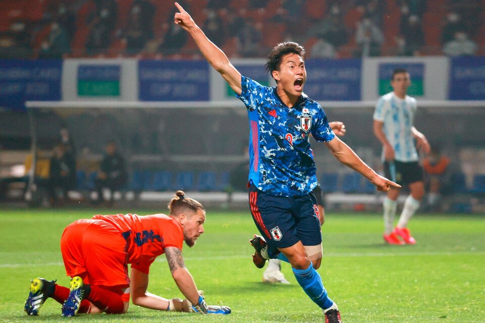 Daichi Hayashi festeja el 1-0. Lo sufre el exCentral Jeremías Ledesma. (Fuente: EFE)