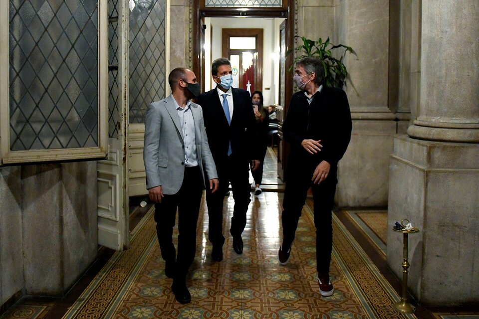Por los pasillos del Palacio, Guzmán, Massa y Máximo Kirchner, la noche del sábado (Fuente: Prensa Diputados)