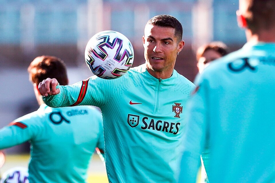 Cristiano Ronaldo, a la cabeza de Portugal. (Fuente: EFE)