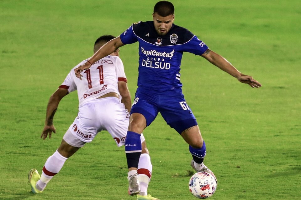 Weigandt se lleva la pelota ante Cristaldo. Huracán y Gimnasia quedaron a mano. (Fuente: Fotobaires)