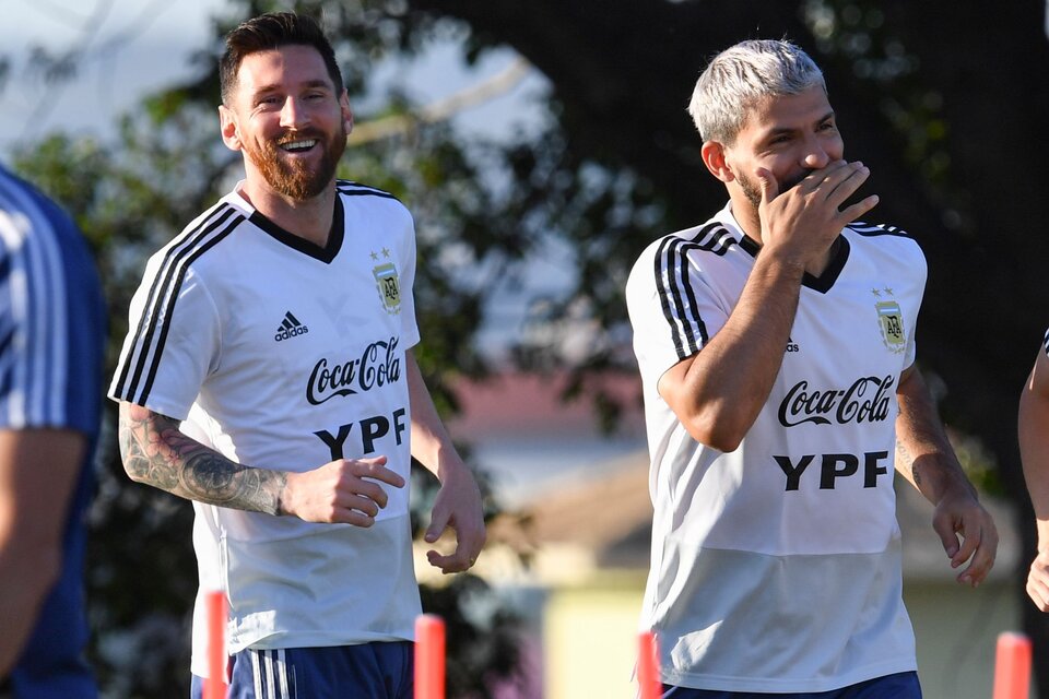 Messi y Agüero, grandes amigos. Los dos podrían reencontrarse en Barcelona, o fuera. (Fuente: NA)