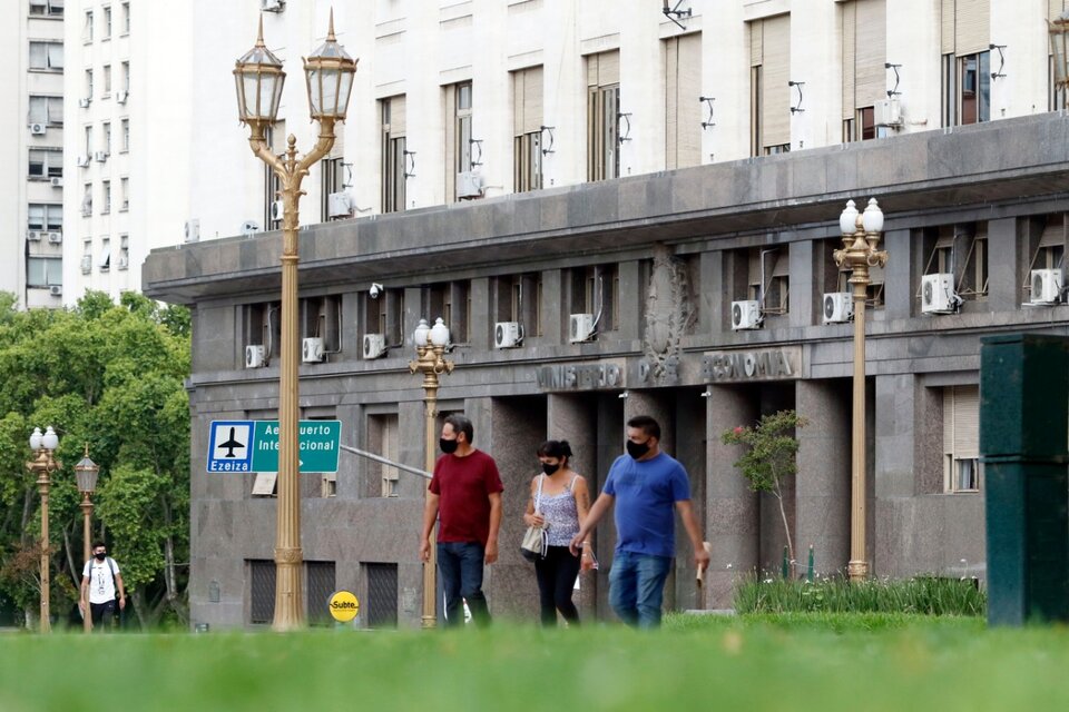 El ministerio de Economía trabaja para ordenar la herencia de deuda de Cambiemos. (Fuente: Leandro Teysseire)