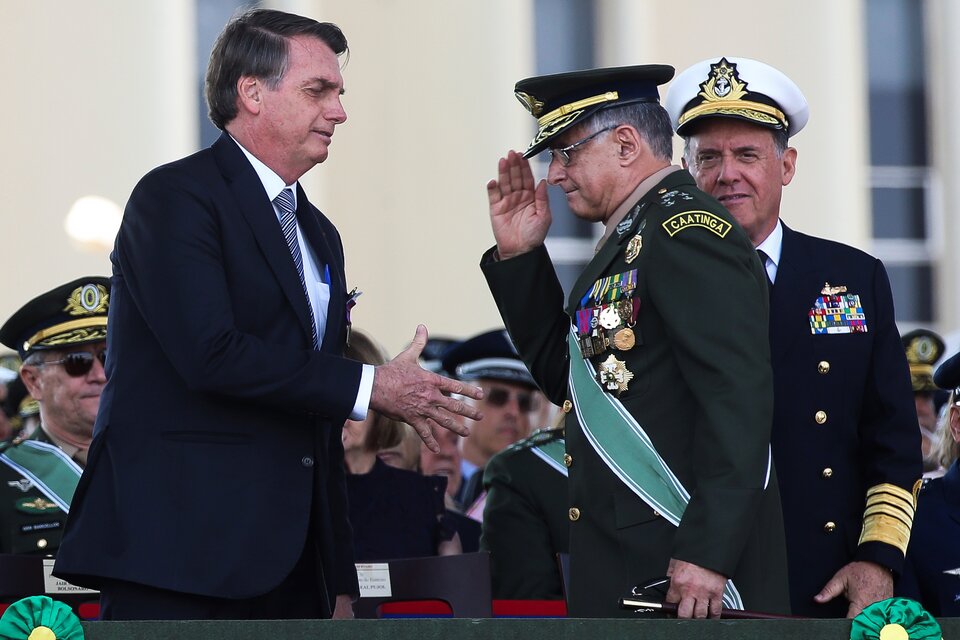 Bolsonaro saluda al ahora exjefe del Ejército, Edson Pujol..  (Fuente: AFP)