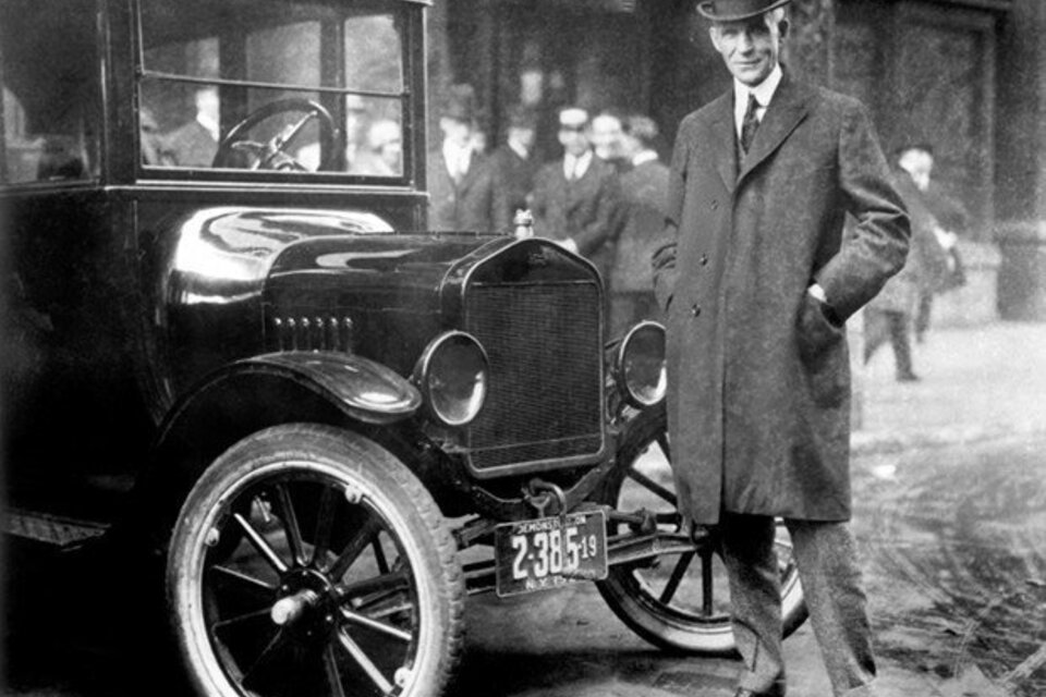 En 1947 muere Henry Ford a los 83 años. Fundó la Ford Motor Company e implementó la producción en serie, en base a la línea de ensamblado, 