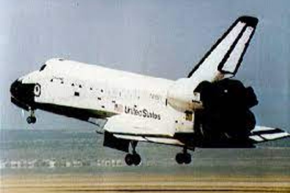 En 1981 despega por primera vez un transbordador espacial. El Columbia inicia una nueva etapa en la carrera espacial. En 2003 se desintegró con sus siete tripulantes.