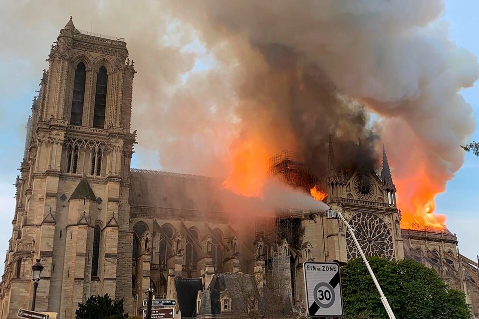 En 2019 se incendia la catedral de Notre-Dame. Uno de los mayores monumentos de Occidente arde en París. (Fuente: AFP)