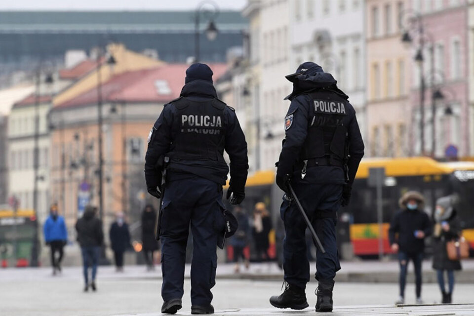 Miembros de la policía polaca recorren las calles de Varsovia. (Fuente: EFE)