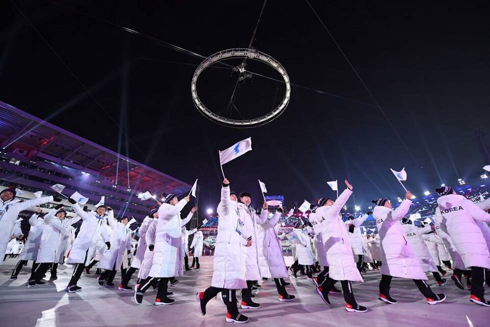 El histórico desfile en Pyeongchang 2018, cuando ambas delegaciones caminaron juntas bajo una misma bandera. (Fuente: AFP)