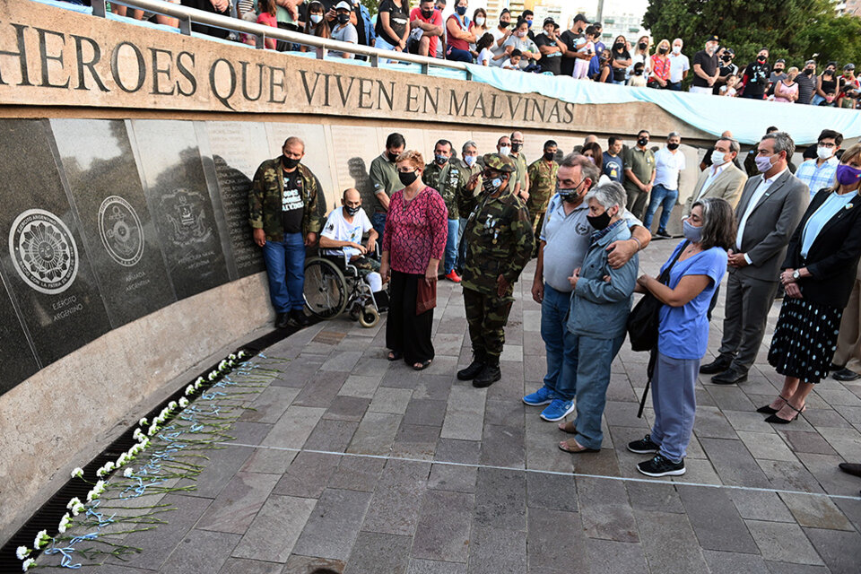 Nombres inmortalizados en el mármol y un sentido homenaje. (Fuente: Sebastián Granata)