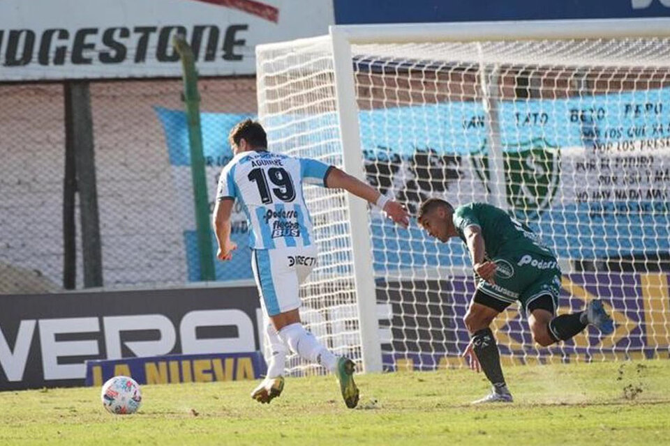 El ingresado Nicolás Arrigue comanda el ataque tucumano. (Fuente: Prensa Atlético Tucumán)