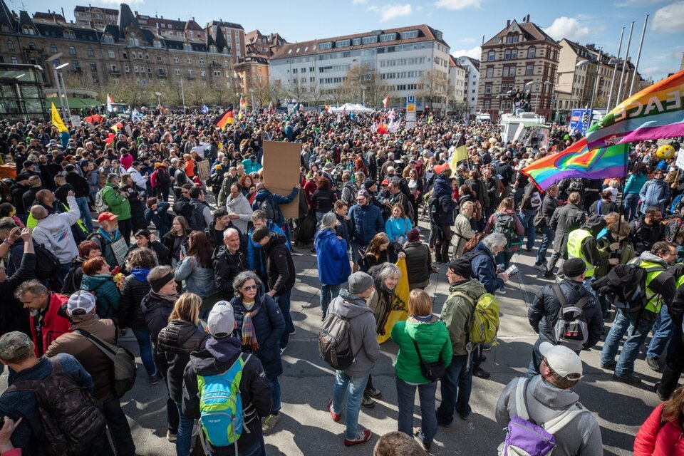 La variopinta protesta en Alemania, mezcla de izquierdas y derechas. (Fuente: Télam)