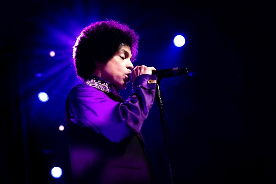 En 2016 muere Prince a los 56 años. Una sobredosis accidental de fentanilo termina con la vida del ecléctico músico.  (Fuente: EFE)