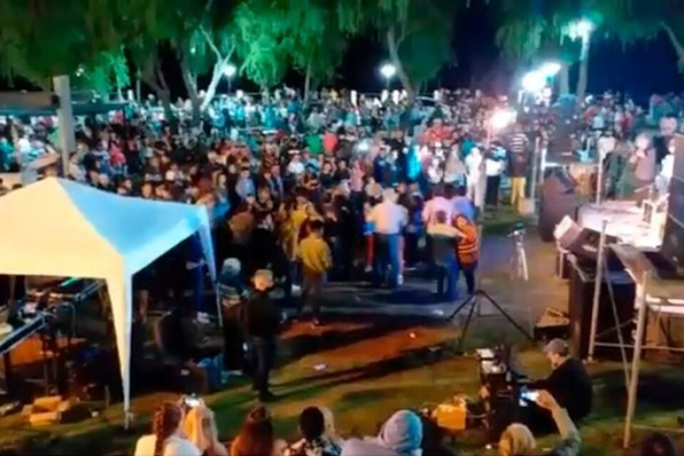 Entre Ríos: en Santa Elena, el intendente organizó un baile para tres mil personas