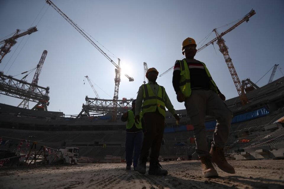 Los empleados pasan varias horas abajo del sol en Qatar. (Fuente: EFE)