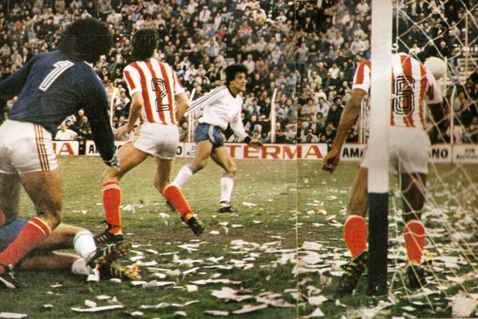 El gol de Quilmes en aquella serie ante Unión en el Nacional de 1982. (Fuente: Archivo El Gráfico)