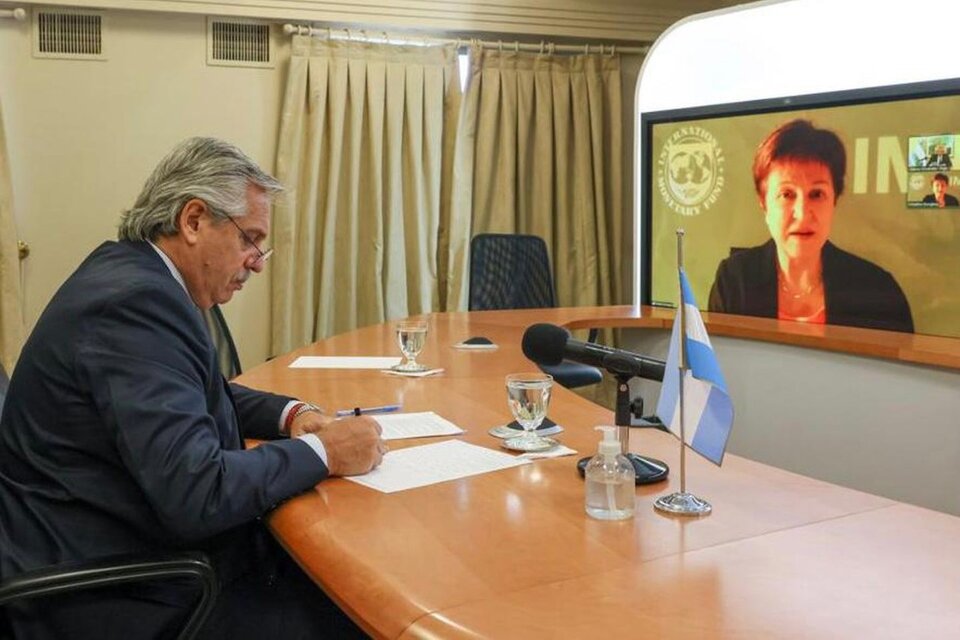 El presidente Alberto Fernández, en uno de los últimos encuentros por Zoom con la titular del FMI.  (Fuente: NA)