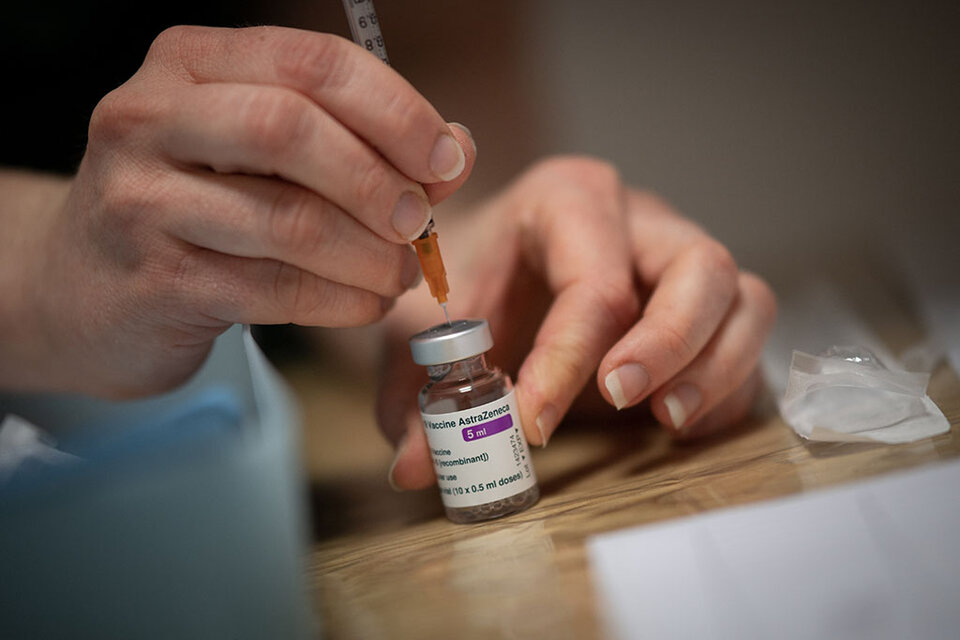 Un especialista del ente europeo que controla los medicamentos dijo que hay vínculo entre la aplicación de la vacuna de AstraZeneca y los casos de trombosis. (Fuente: AFP)