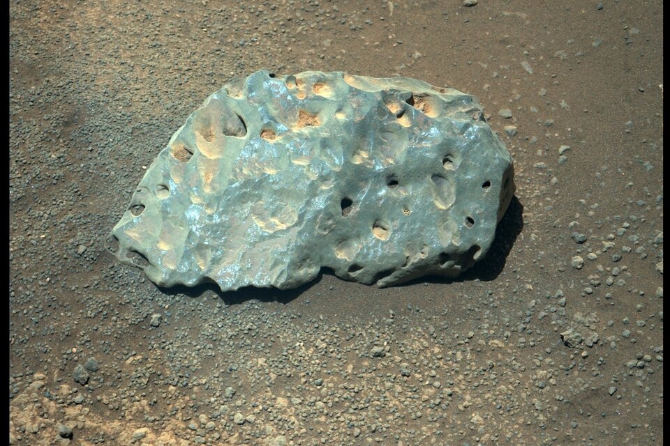 Encuentran en Marte una extraña roca verde de 15 centímetros