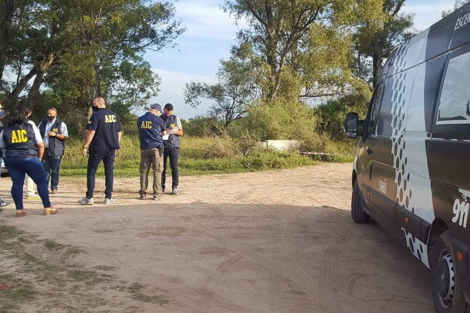 Policías analizan el lugar donde fue hallada la víctima. (Fuente: Gentileza UNO Santa Fe)