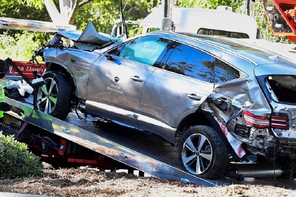 La camioneta de Woods sufrió fuertes daños como consecuencia del impacto. (Fuente: AFP)