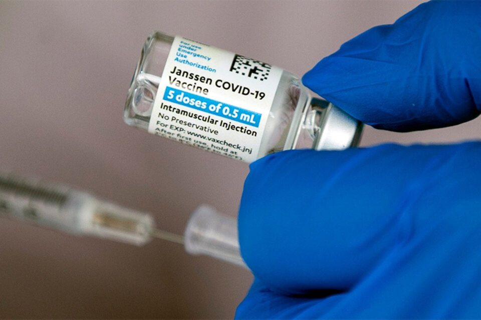 El comité de seguridad "ha iniciado la revisión de una señal de seguridad" en personas que habían recibido la vacuna, informó la EMA.  (Fuente: EFE)