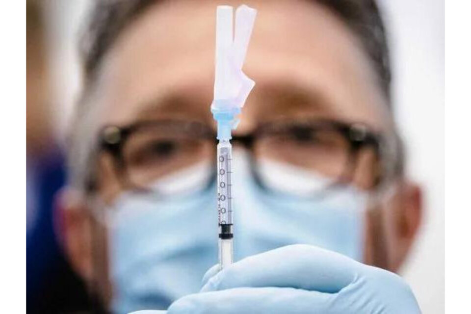 Francia suspendió el 19 de marzo la aplicación de la vacuna AstraZeneca para los menores de 55 años tras la aparición de algunos casos de trombofilia.