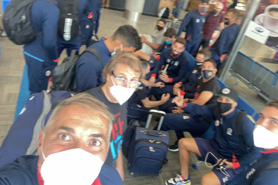 Rondina, cuerpo técnico y plantel en Aeroparque. "Y ahora, ¿cómo seguimos?", tuiteó el DT. (Fuente: Twitter Sergio Rondina)