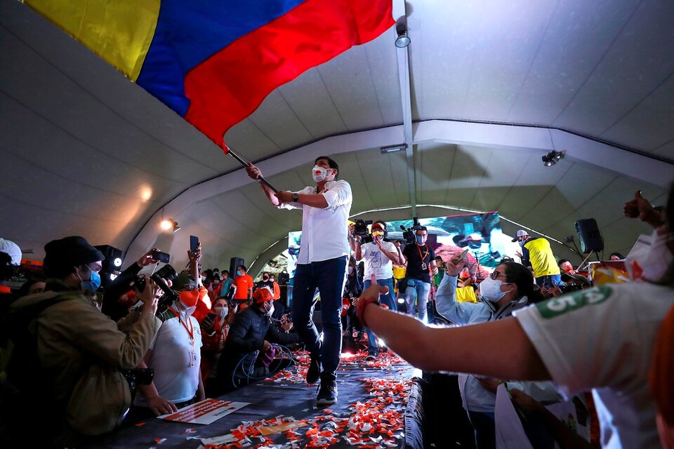 Arauz flamea una bandera durante un evento de campaña esta semana en Quito. (Fuente: EFE)