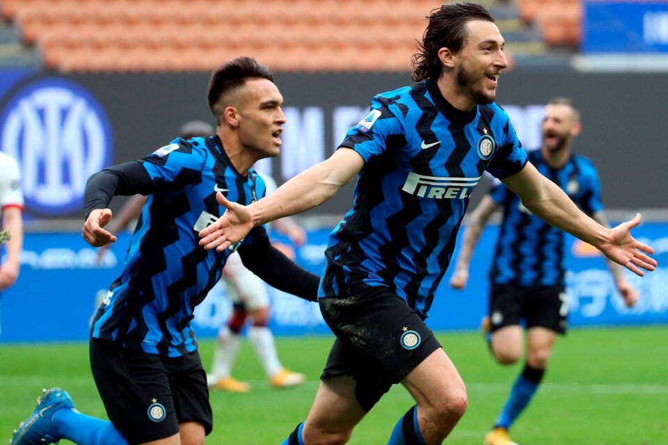 Darmian festeja el gol de Inter junto a Lautaro Martínez. (Fuente: EFE)