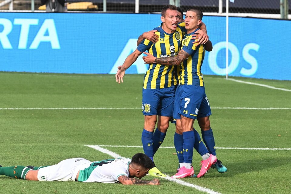 Ruben festeja el primer gol rosarino. El juvenil Aaron Quirós lo sufre desde el piso. (Fuente: Télam)