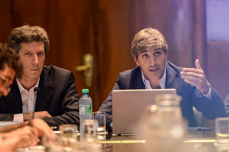 El mesadinerista Luis Caputo, al frente, cuando era el ministro de Finanzas de Macri, y detrás de él su mano derecha Santiago Bausili. (Fuente: NA)