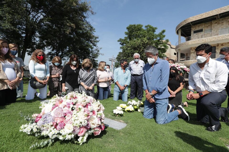 En Guayaquil, Lasso visitó la tumba de sus padres. (Fuente: AFP)
