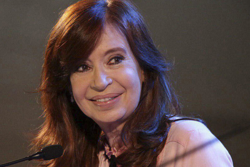 A cinco años de su primera indagatoria ante Claudio Bonadio, Cristina Fernández de Kirchner compartió un video de La Cámpora sobre esa jornada que lleva la leyenda: “El partido judicial y mediático la persigue. El pueblo la cuida”.