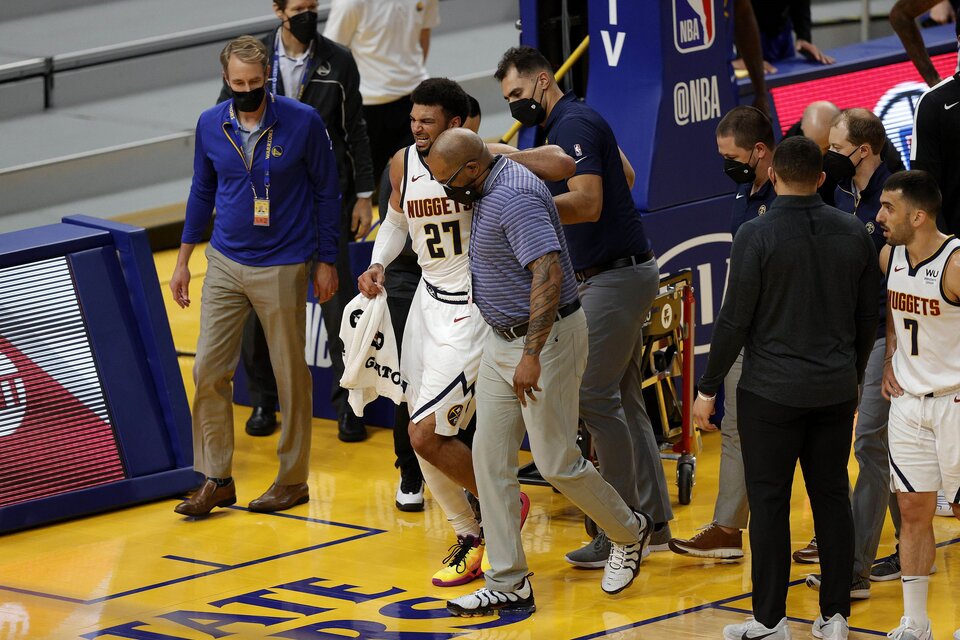 Murray se retira con mucho dolor sobre el final de la derrota de Denver ante Warriors. (Fuente: AFP)
