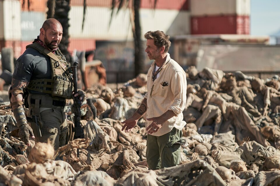 Dave Bautista y Zack Snyder durante el rodaje de "El ejército de los muertos".