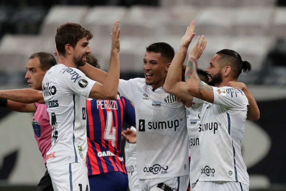 Los jugadores de Santos festejan uno de los goles. (Fuente: AFP)
